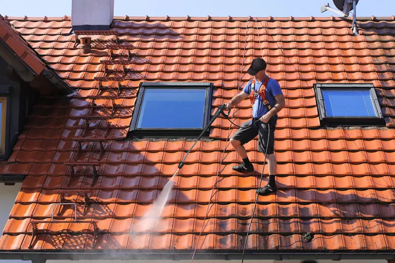 Comment monter sur un toit en toute sécurité