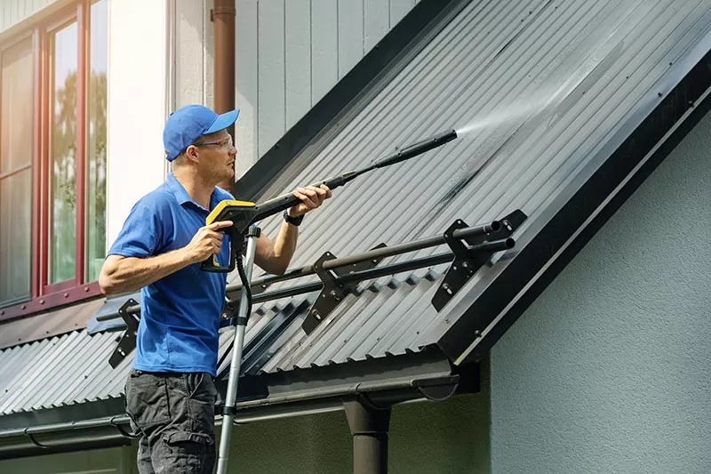 Nettoyer sa toiture sans monter sur le toit : conseils et astuces